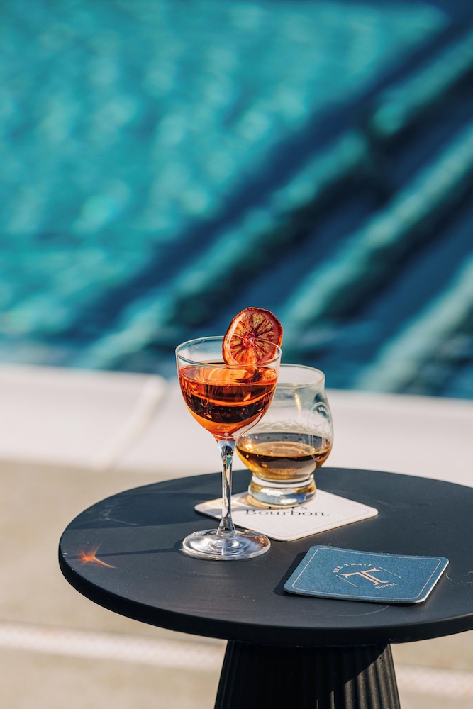 Poolside bar