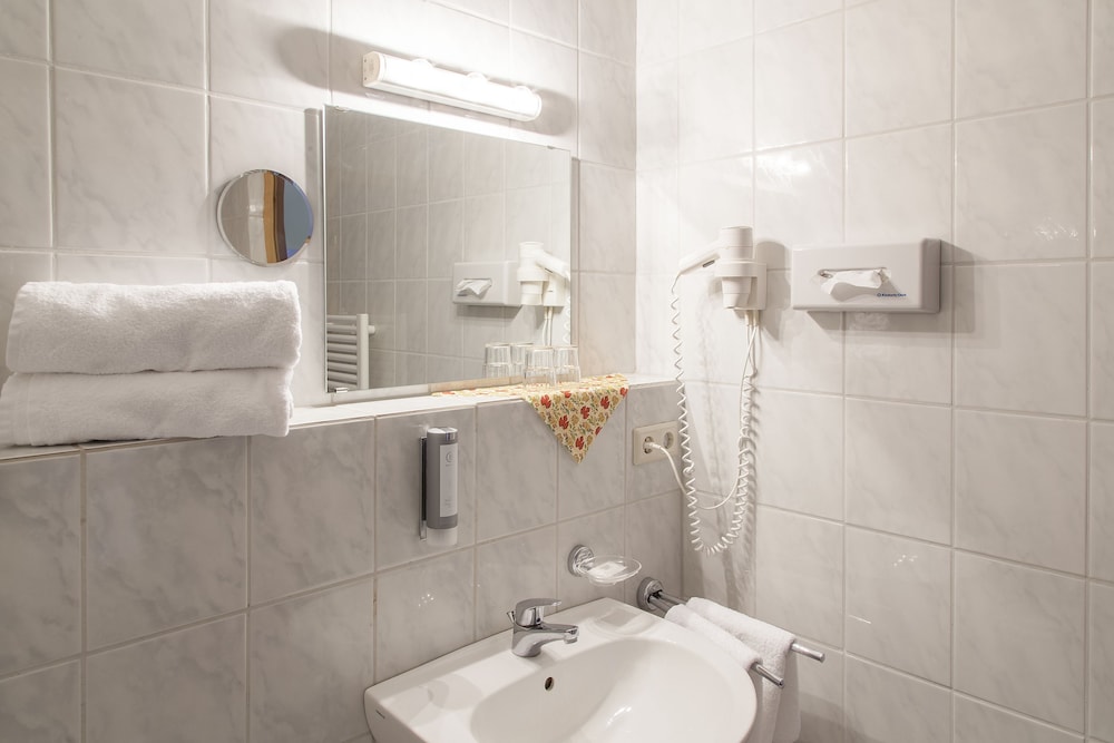 Bathroom sink