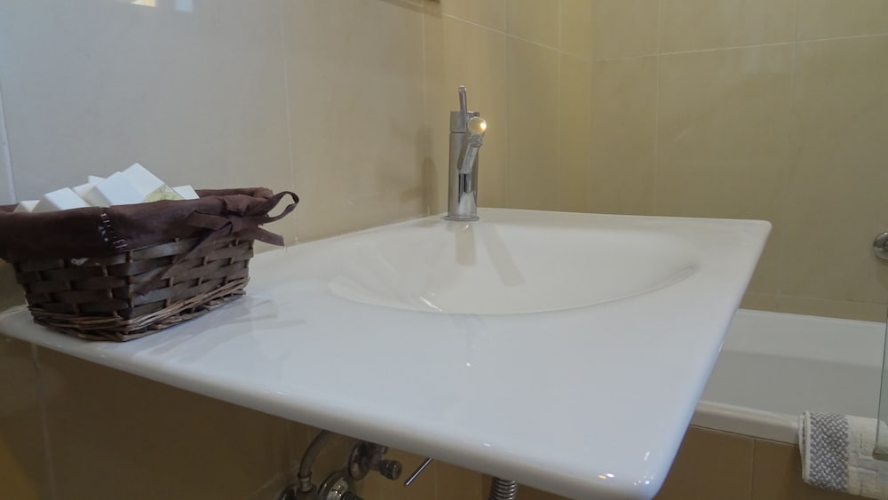 Bathroom sink