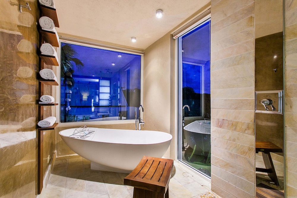 Deep soaking bathtub