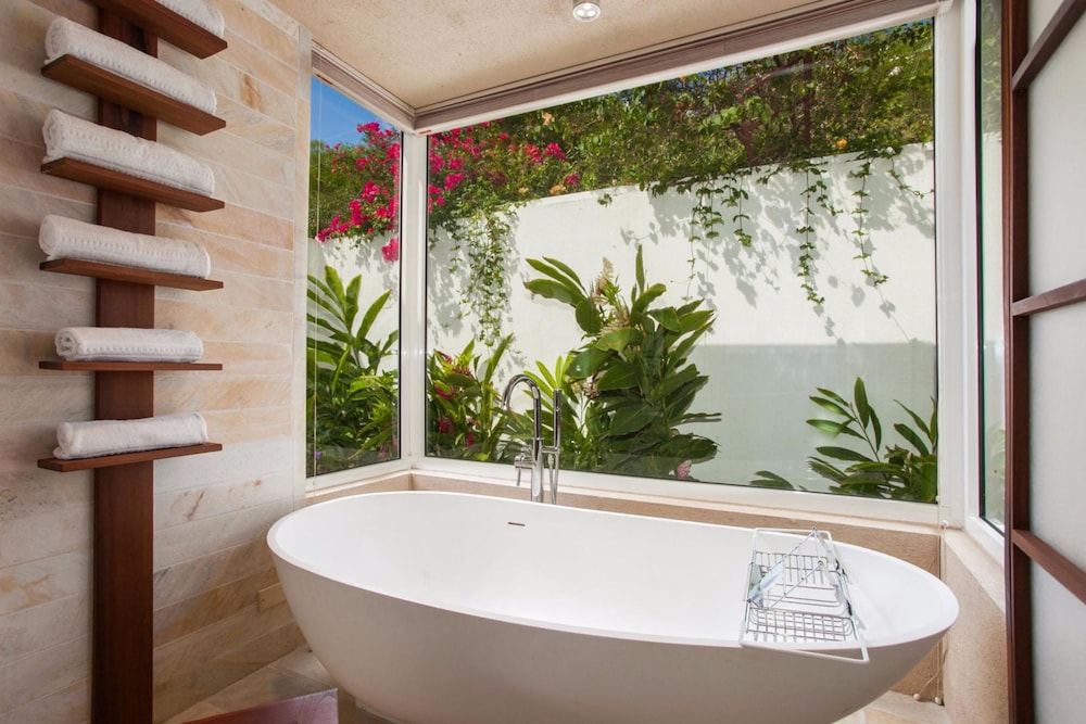 Deep soaking bathtub