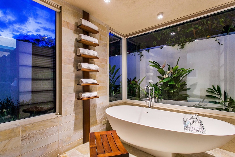 Deep soaking bathtub