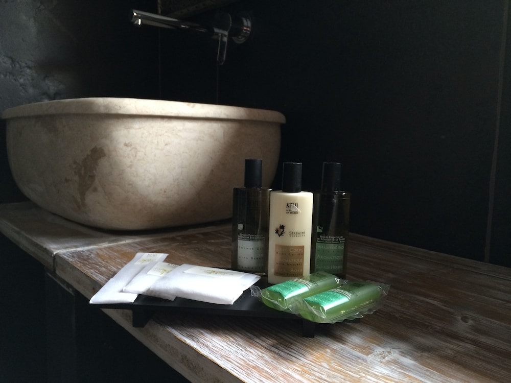 Bathroom amenities
