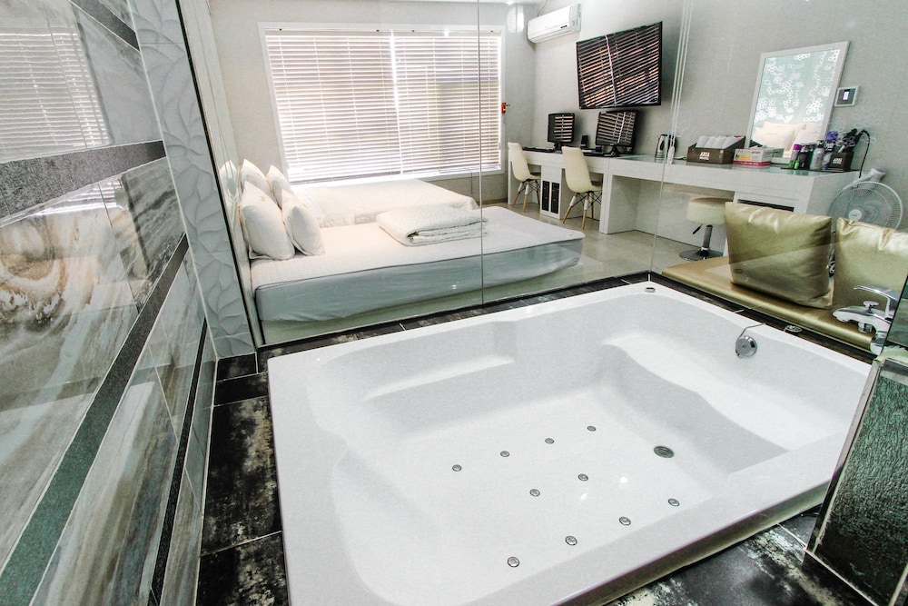 Jetted tub