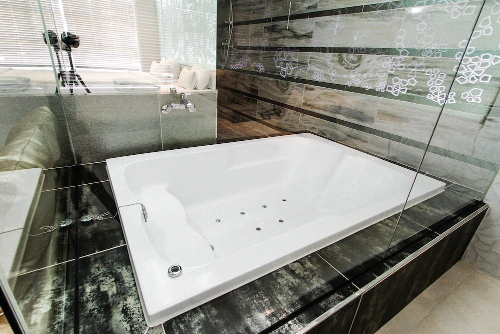 Jetted tub