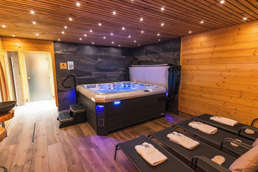 Indoor spa tub