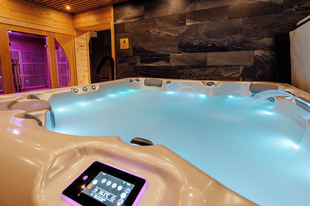 Indoor spa tub
