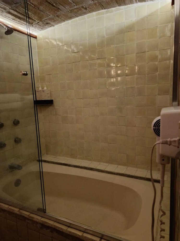 Deep soaking bathtub