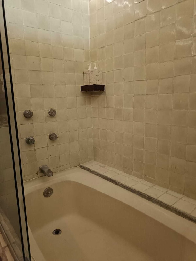 Deep soaking bathtub