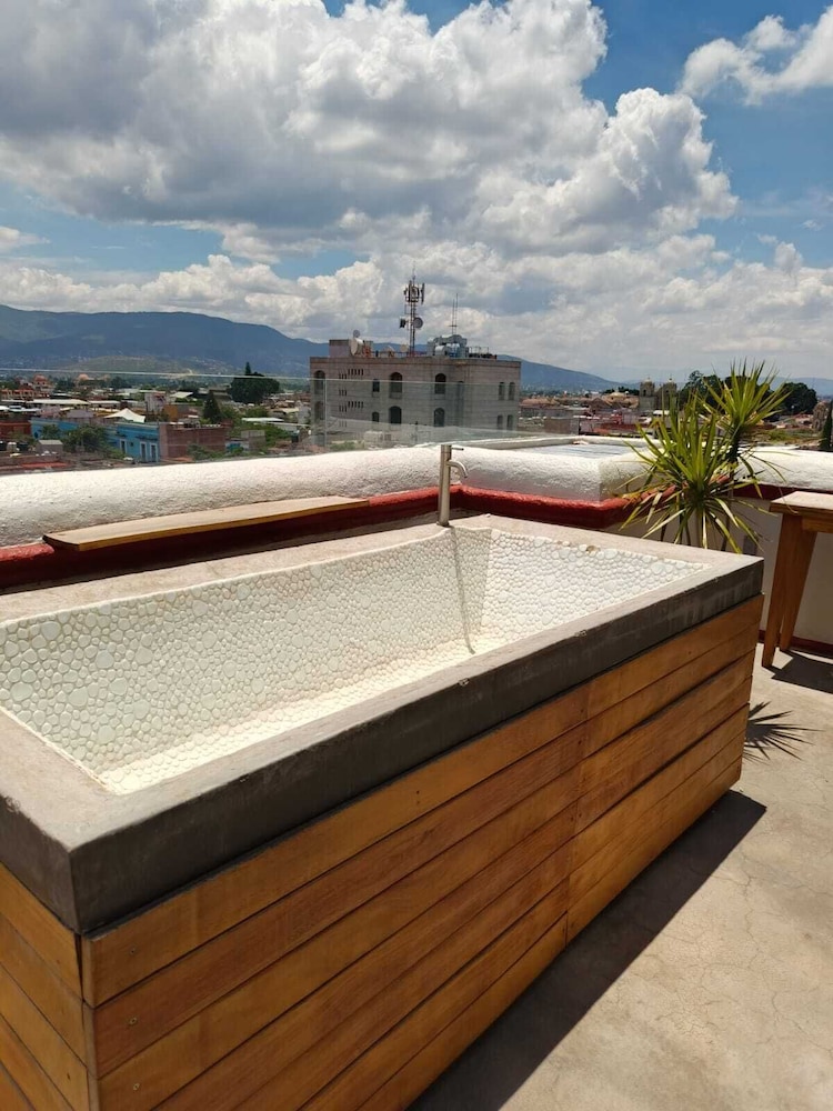 Deep soaking bathtub