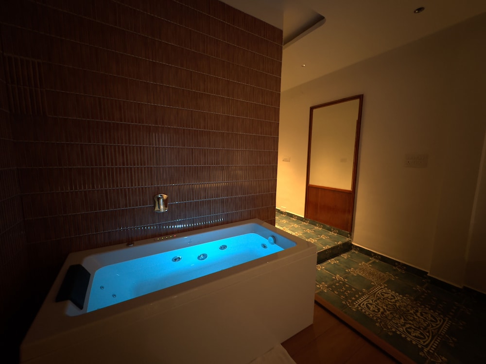 Jetted tub