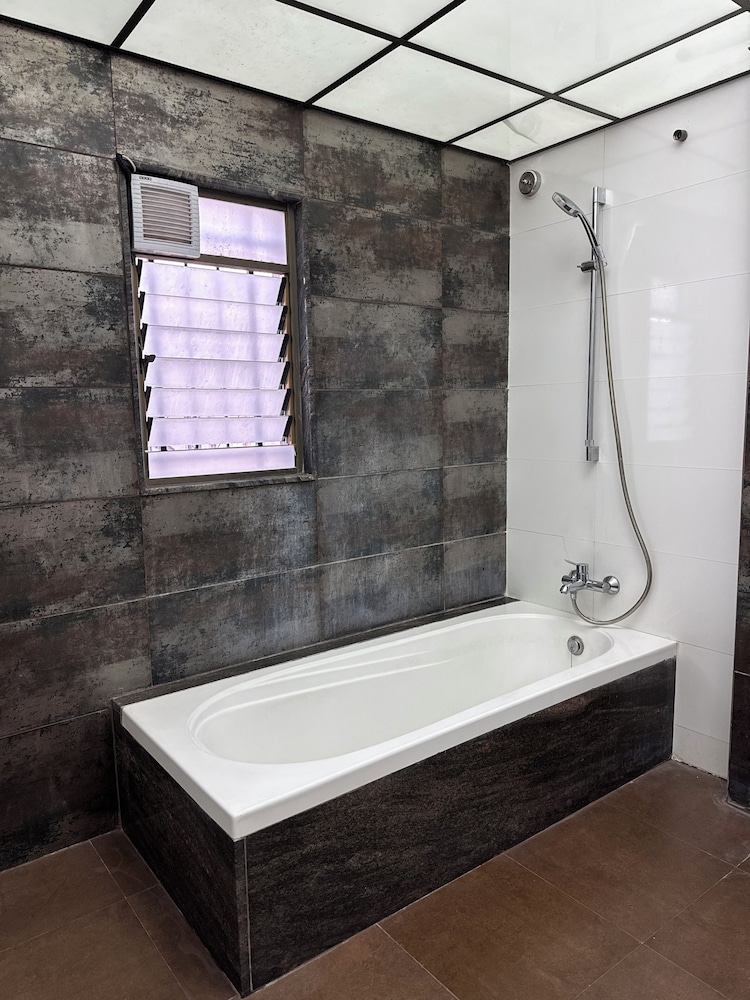 Deep soaking bathtub