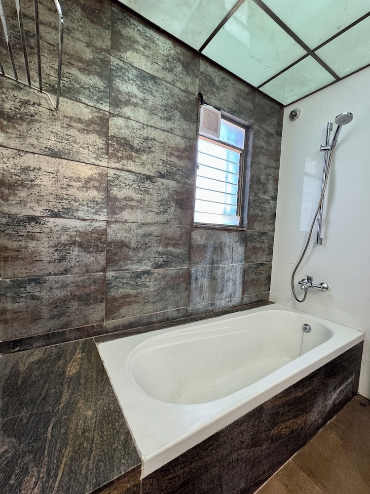 Deep soaking bathtub