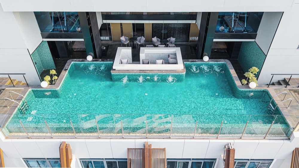Infinity pool