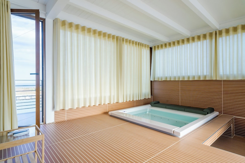 Private spa tub