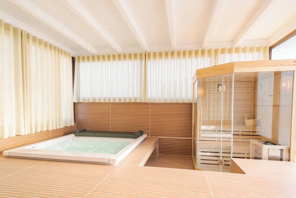 Private spa tub