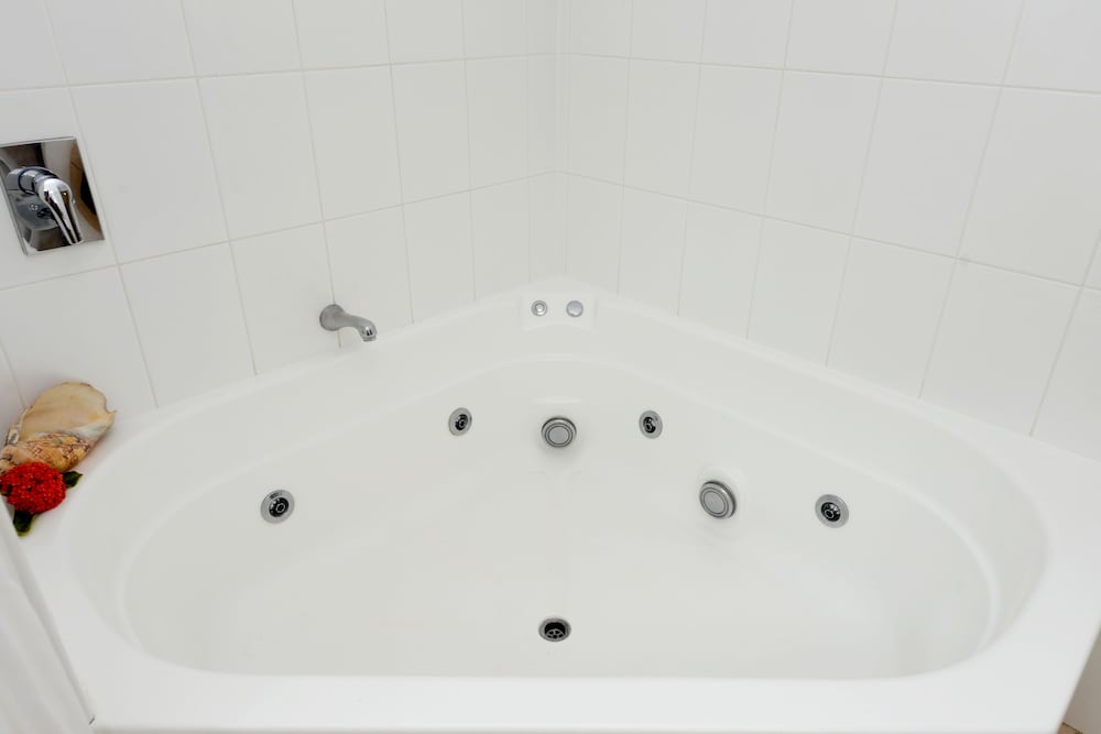 Jetted tub