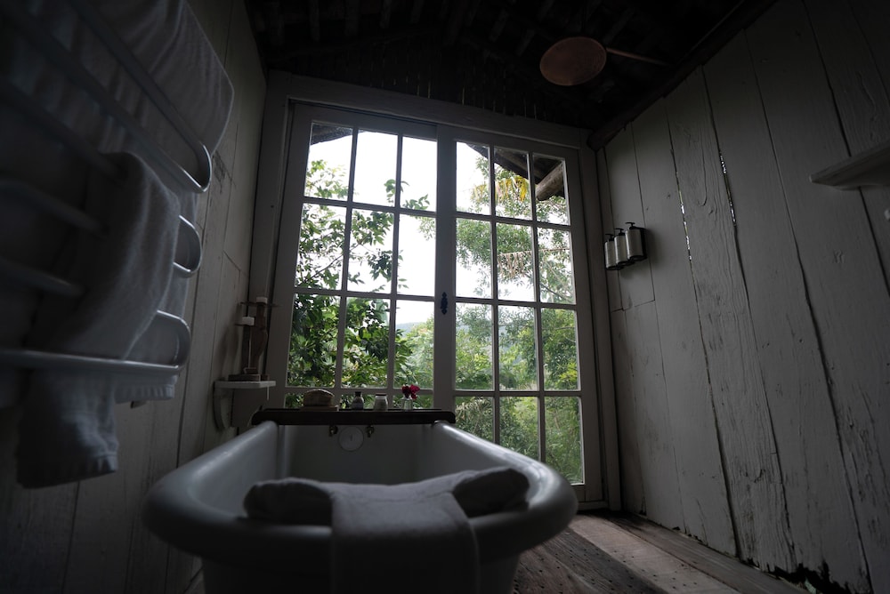 Deep soaking bathtub