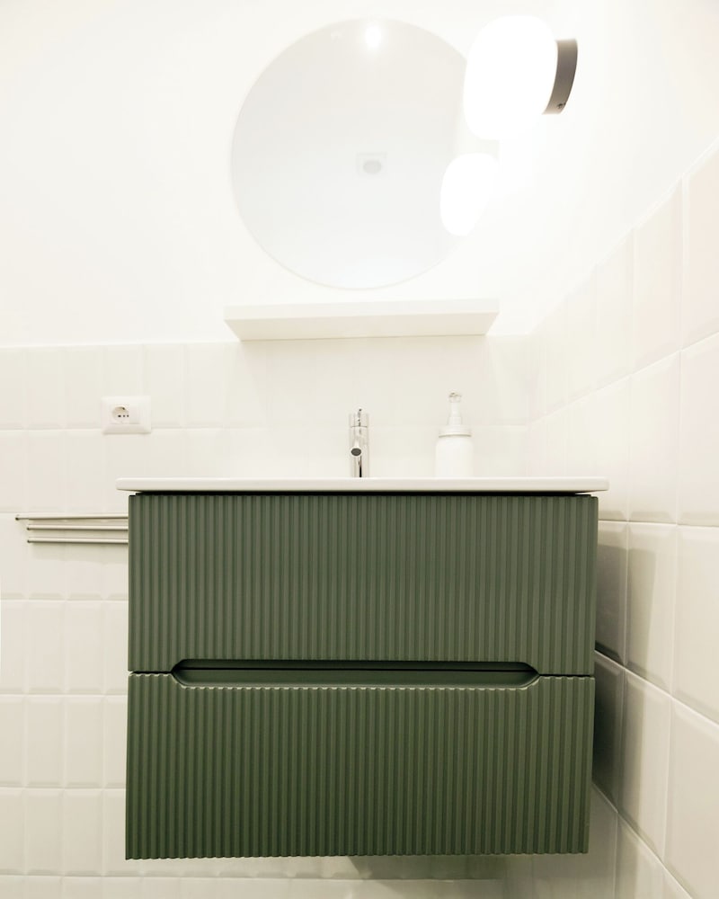 Bathroom sink