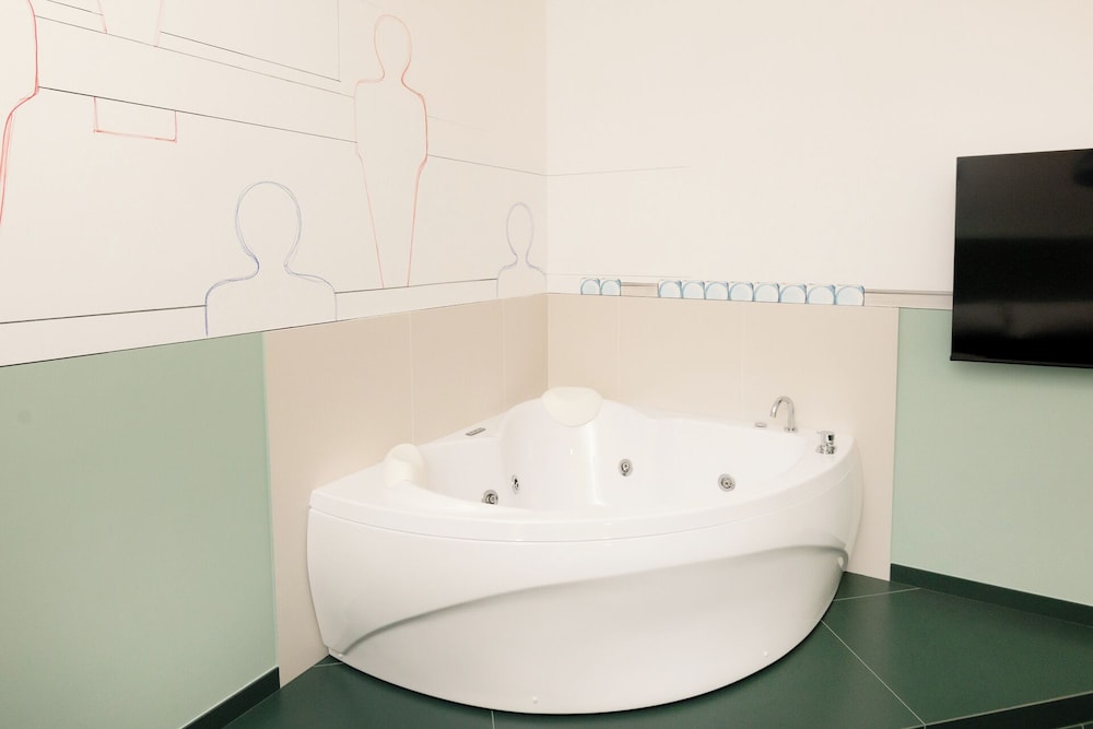 Private spa tub