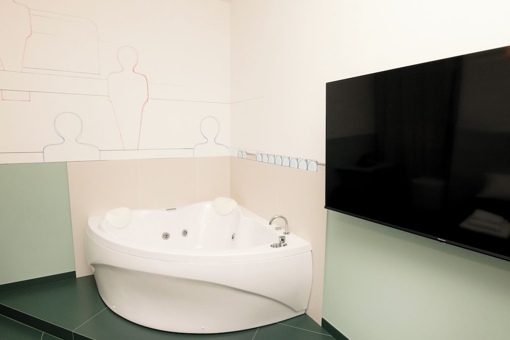 Private spa tub