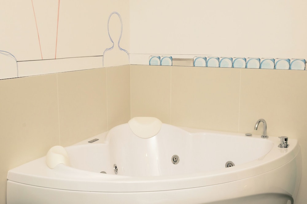 Private spa tub