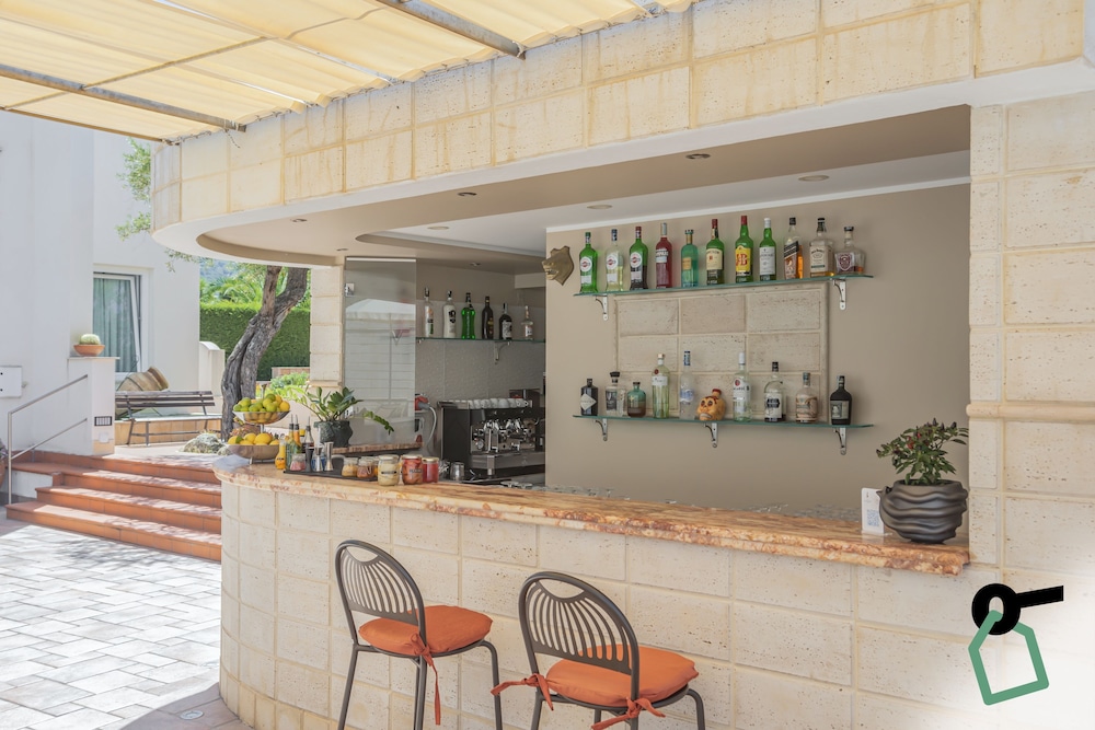 Poolside bar