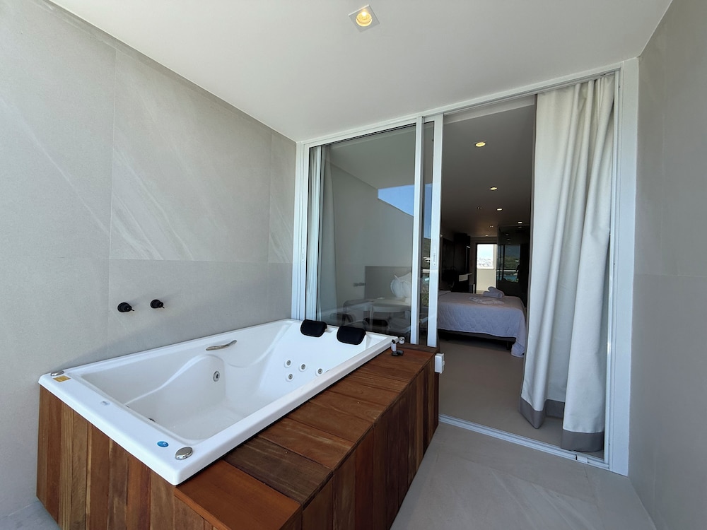 Jetted tub