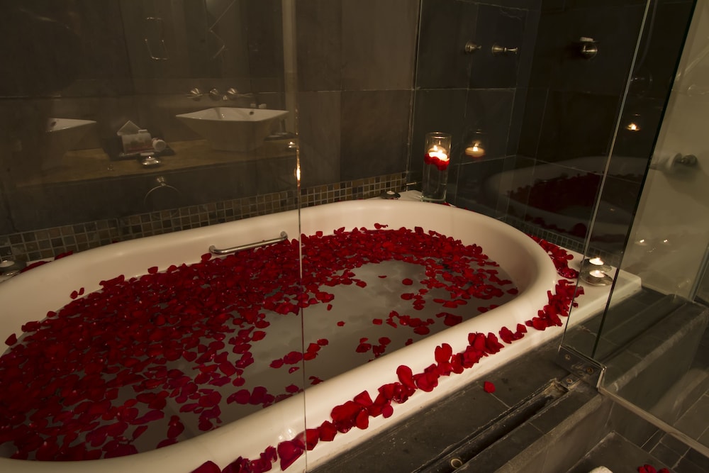 Deep soaking bathtub