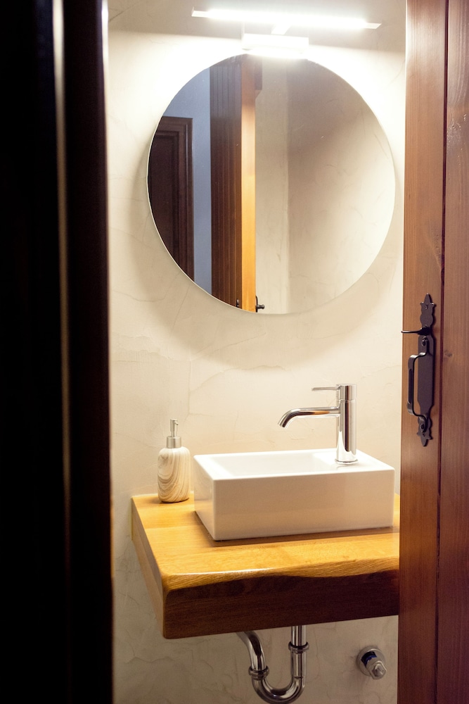 Bathroom sink