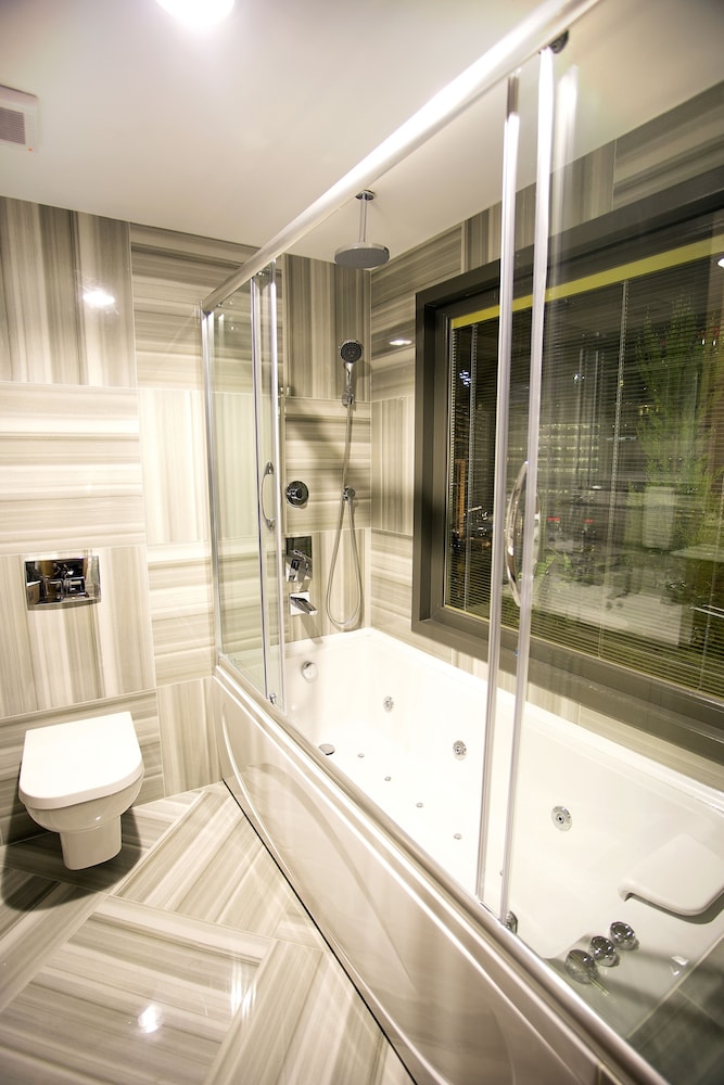 Deep soaking bathtub