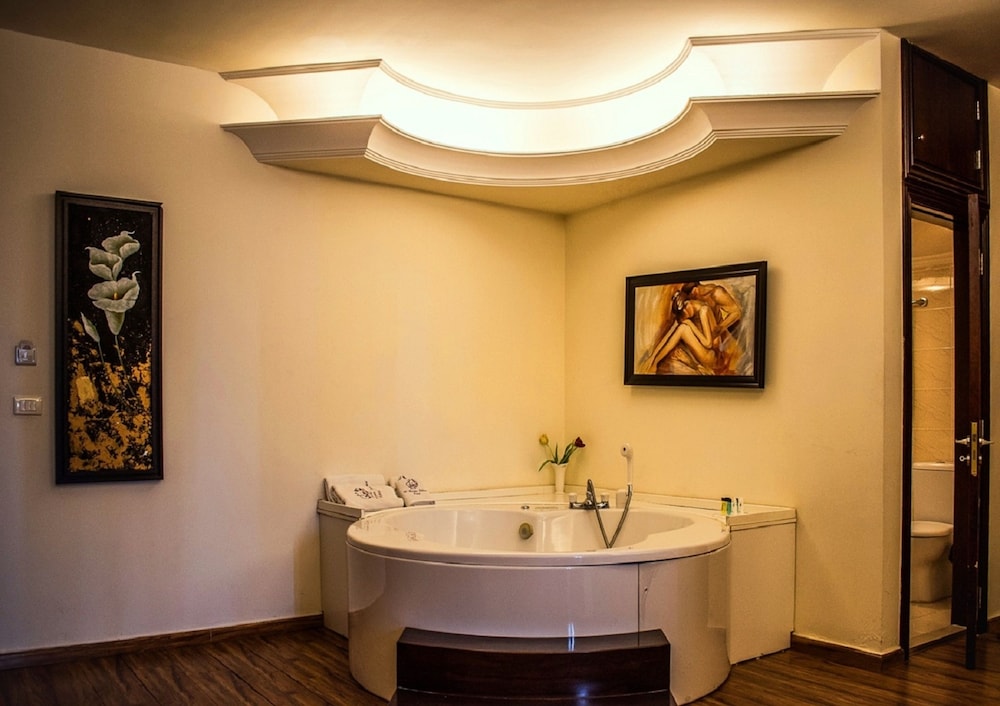 Deep soaking bathtub