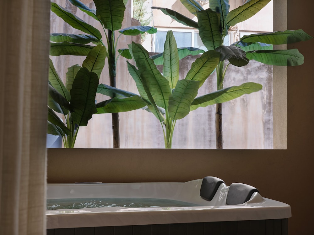Indoor spa tub