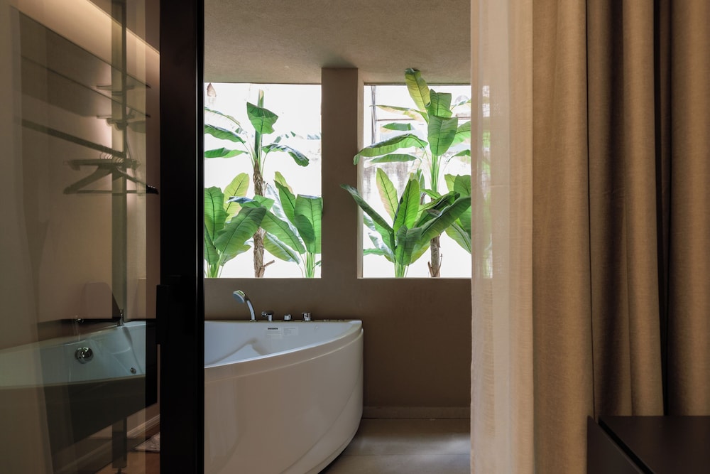 Private spa tub