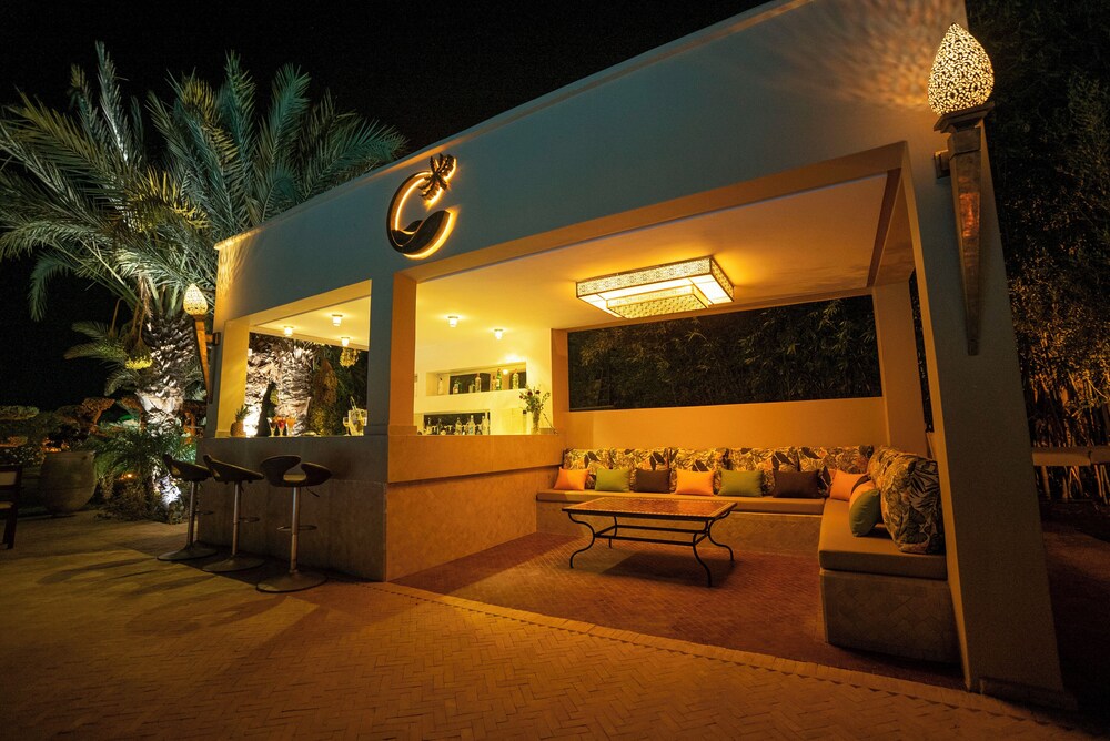 Poolside bar