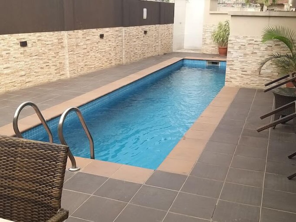 Swim-up bar