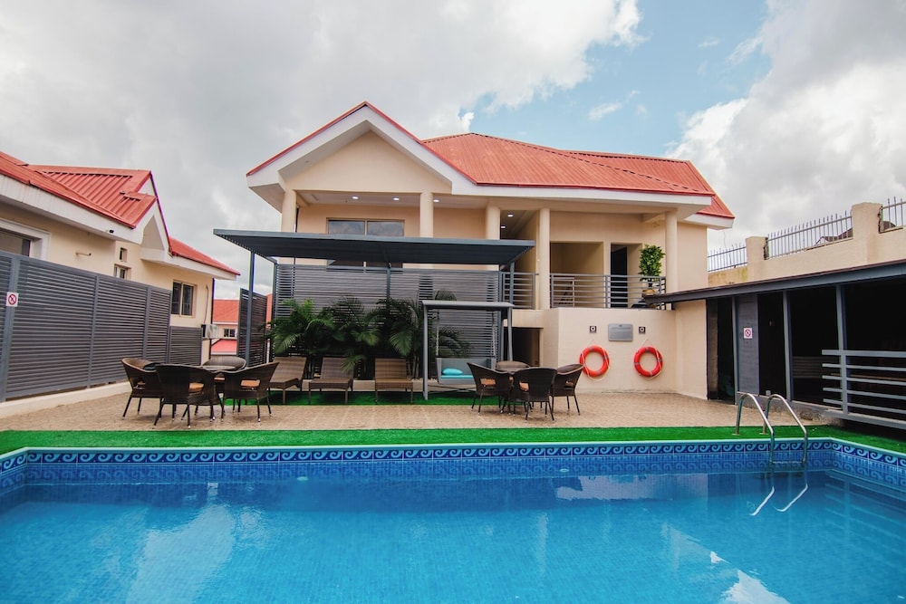 Swim-up bar