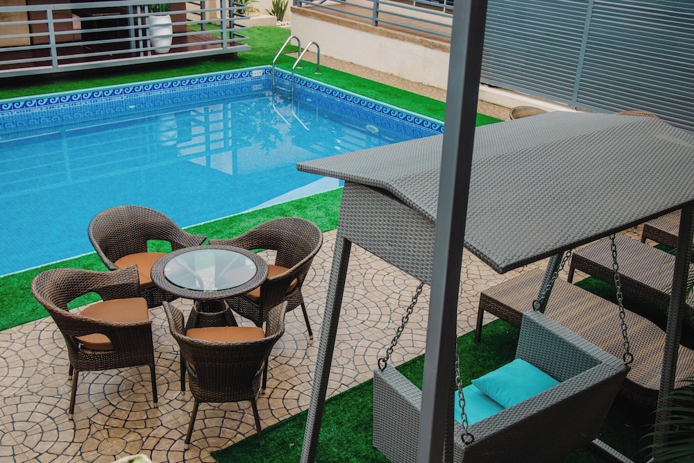 Swim-up bar