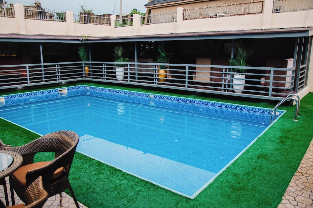 Swim-up bar