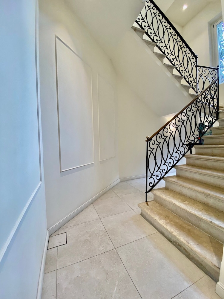 Handrails in stairways
