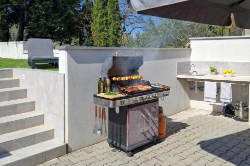 871698897.jpg