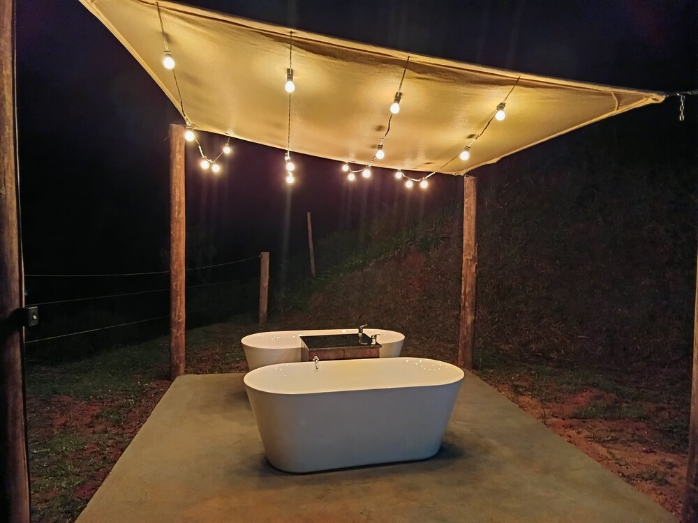 Deep soaking bathtub