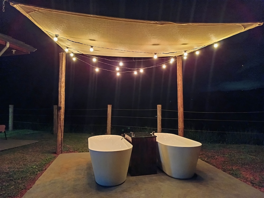 Deep soaking bathtub