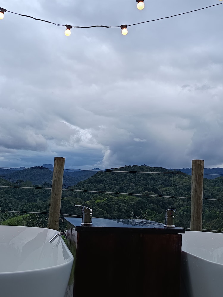 Deep soaking bathtub