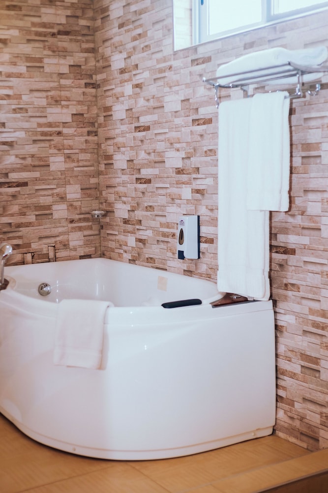 Deep soaking bathtub