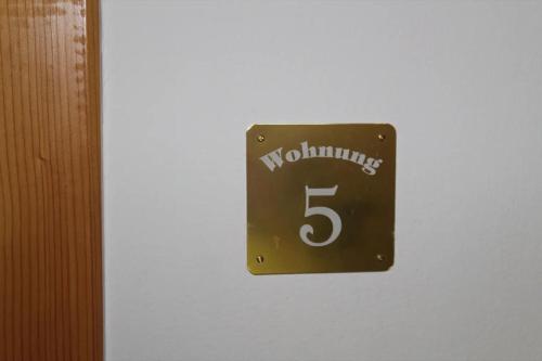 695989950.jpg