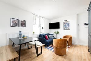 Chic-5bed-5bath-FreeParking-By FabAccommodation