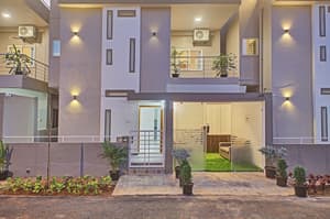 thumbnail: Front of property