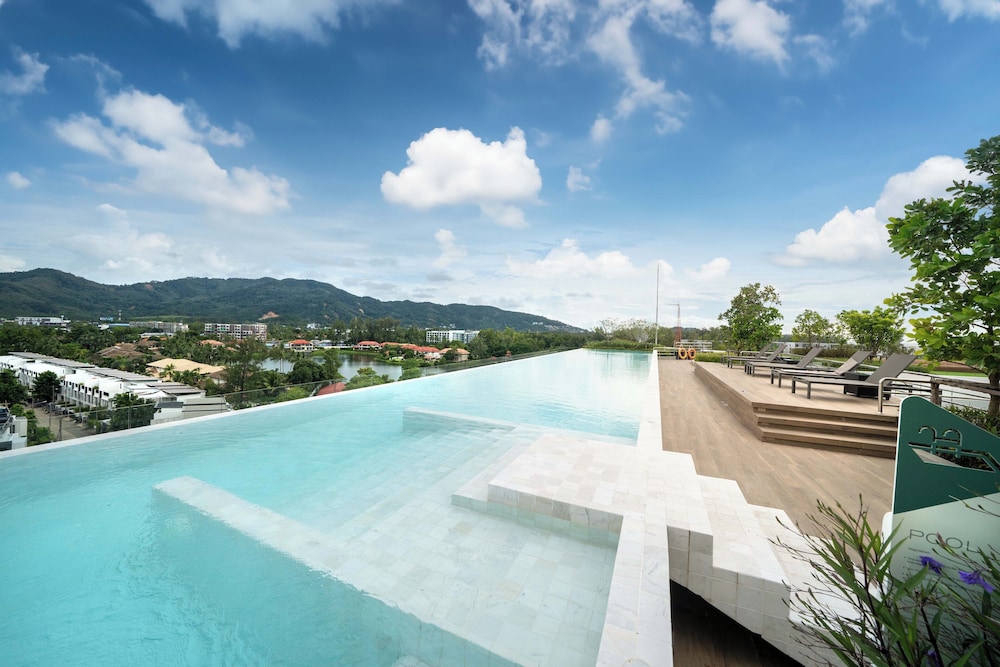 Indoor/outdoor pool
