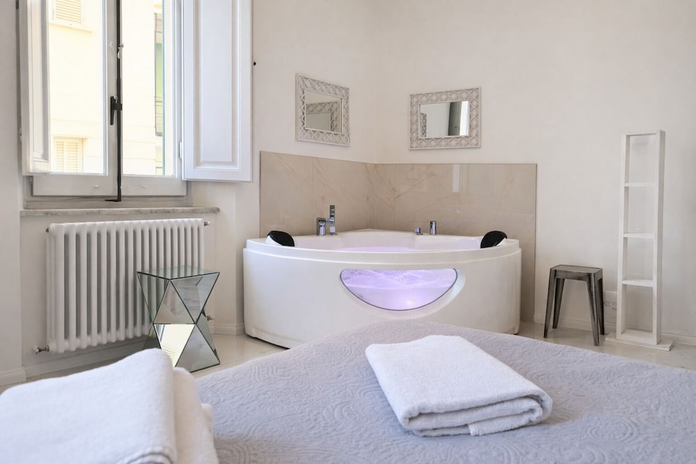 Jetted tub